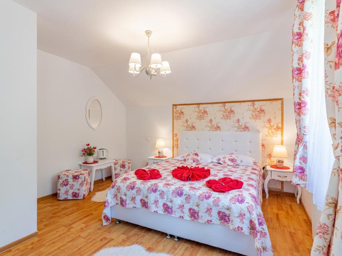 Hotel Casuta Cu Trandafiri Slănic Exteriér fotografie